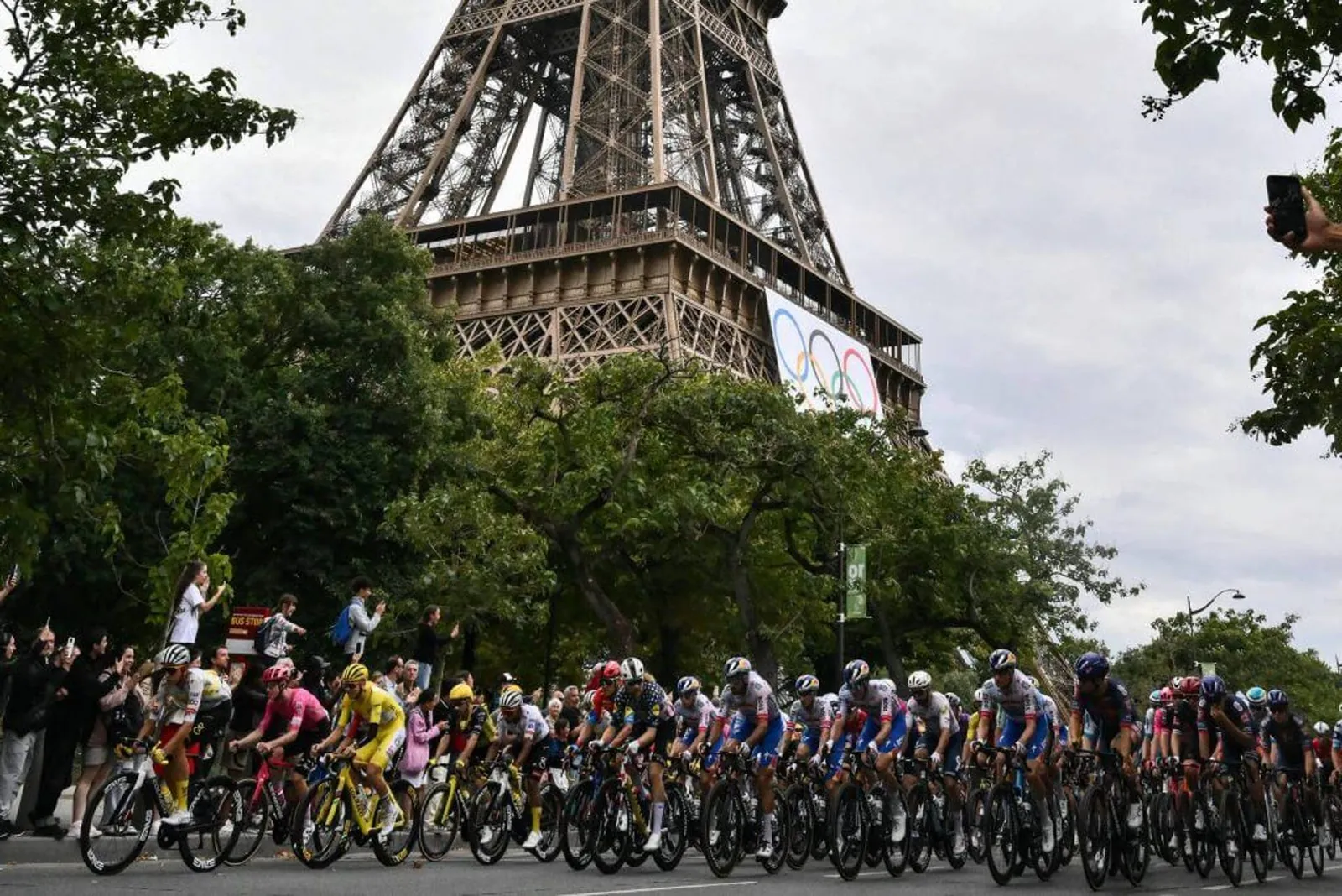 Cyclists passing the Eiffel Tower